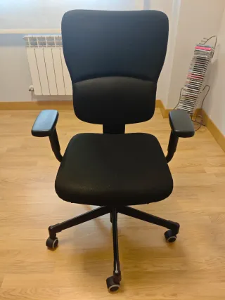 Silla de oficina ergonómica y regulable