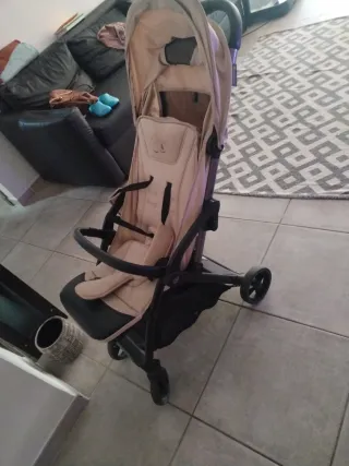 Carrito de bebé color beige