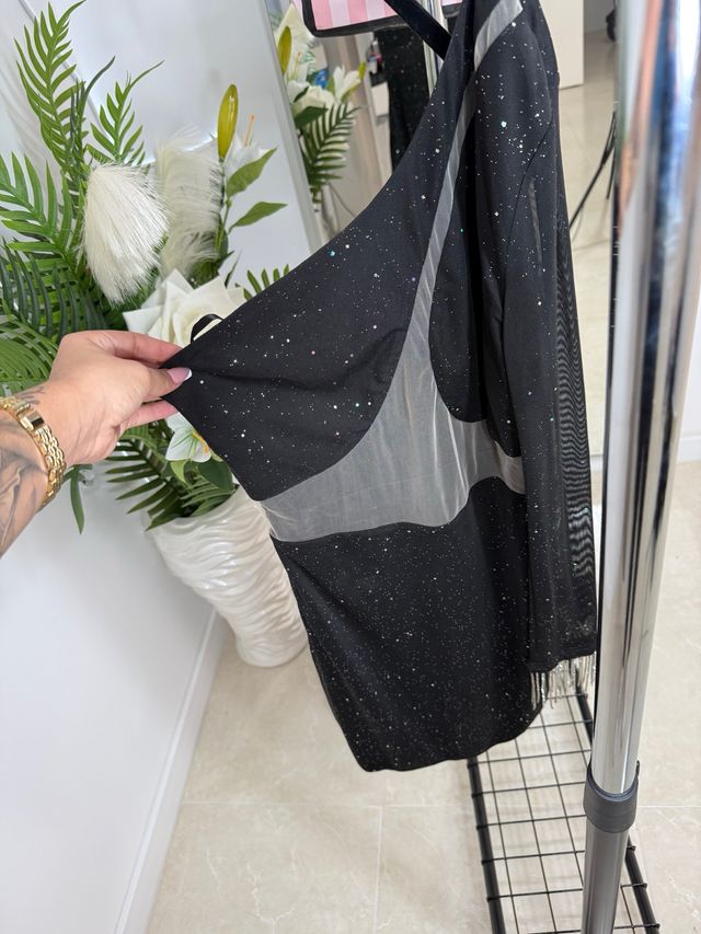 Vestido negro con brillos y transparencias