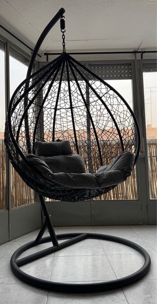 Silla Colgante Huevo Negra con Cojines Grises