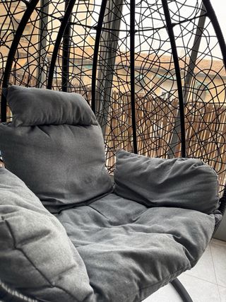 Silla Colgante Huevo Negra con Cojines Grises
