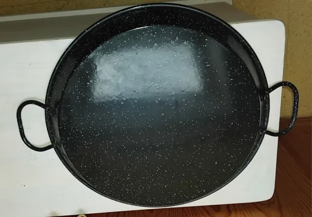 Paellera metálica negra con puntos blancos