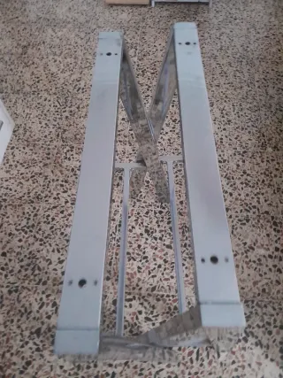 Mesa de cristal y metal con diseño