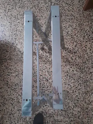 Mesa de cristal y metal con diseño