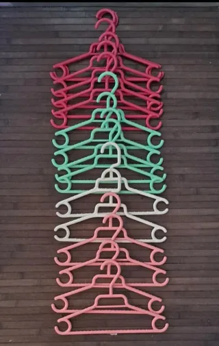 Lote 16 perchas de plástico. Armario Niña.