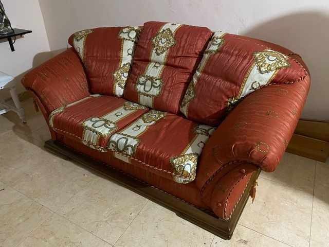 Sofá de tela con detalles dorados. A RECOGER