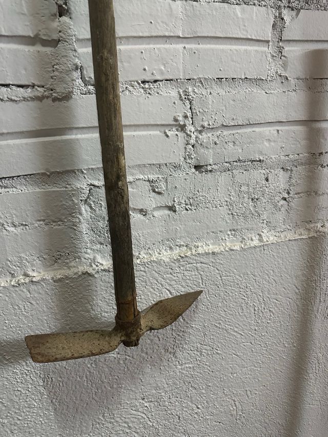 Azada con pico para trabajo agrícola