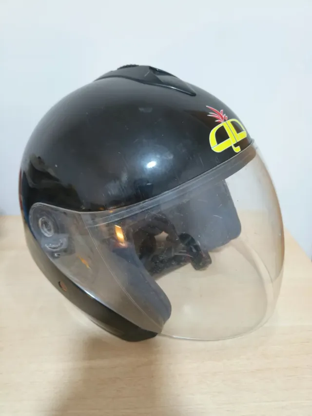 Casco de moto negro con visera