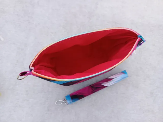 Neceser estampado plumas