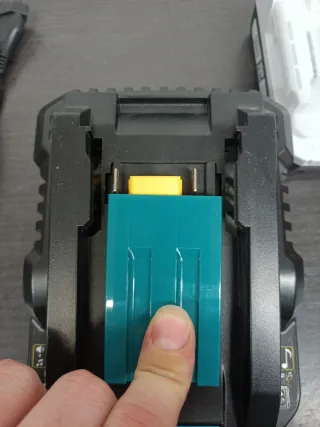 Cargador tipo makita y Batería Makita BL1815G