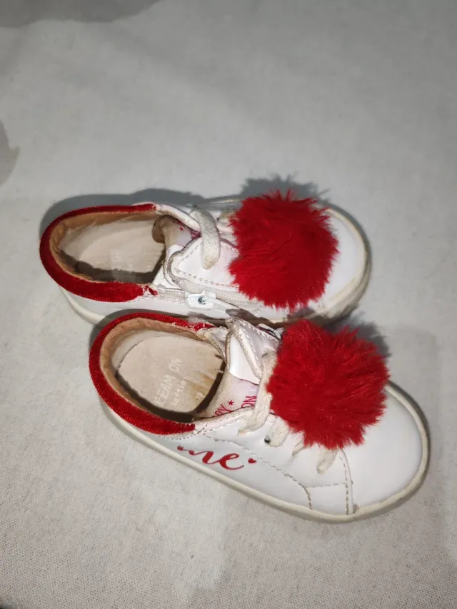 Zapatos de bebé blancos con pompón rojo del n°19