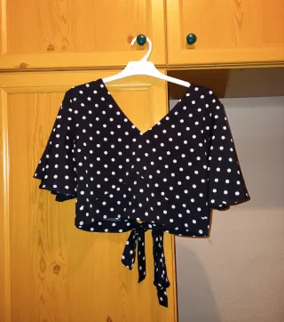 Blusa negra crop top con lunares blancos