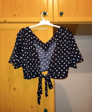 Blusa negra crop top con lunares blancos