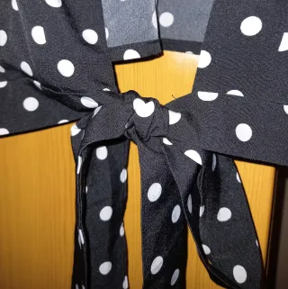 Blusa negra crop top con lunares blancos