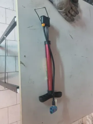 Gonfiatore per biciclette rosso