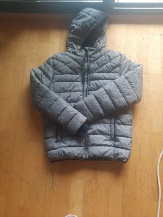Anorak gris here+there talla 158 ,equivale 12-13 a