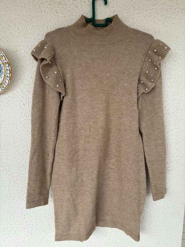 Vestido de punto beige con volantes