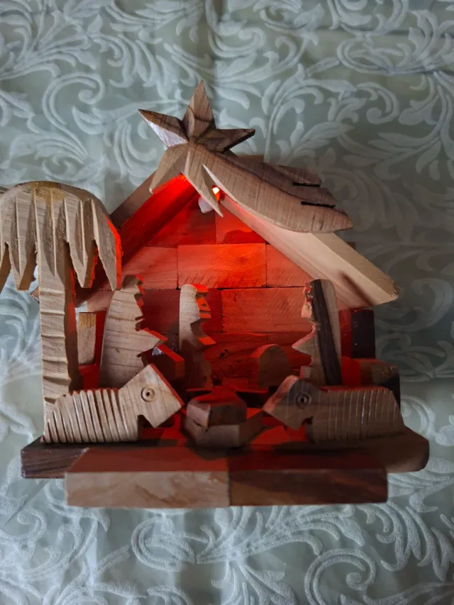 Piccola capanna presepe in legno