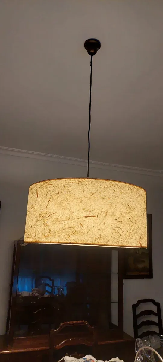 Lampada da soffitto in carta e legno
