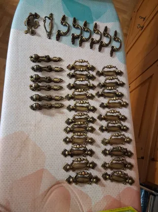 Set di Maniglie per Mobili Antichi in Metallo