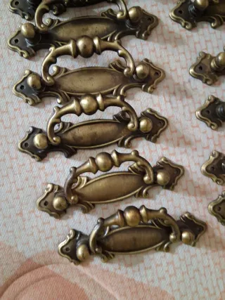 Set di Maniglie per Mobili Antichi in Metallo