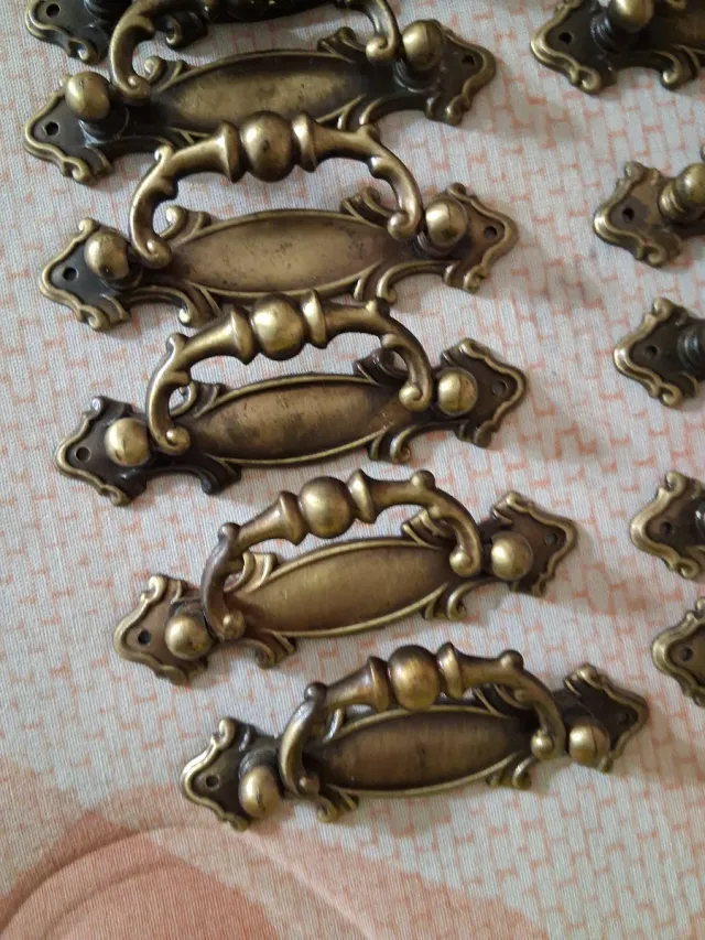 Set di Maniglie per Mobili Antichi in Metallo