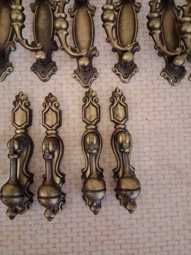 Set di Maniglie per Mobili Antichi in Metallo
