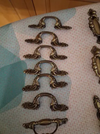 Set di Maniglie per Mobili Antichi in Metallo