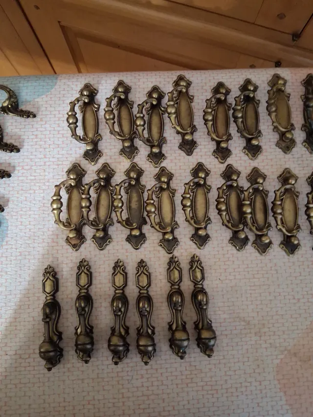 Set di Maniglie per Mobili Antichi in Metallo