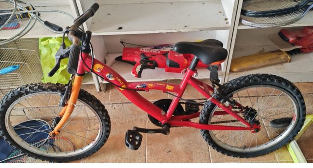 Bicicleta infantil roja