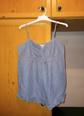 Top de tirantes con rayas blancas y azules