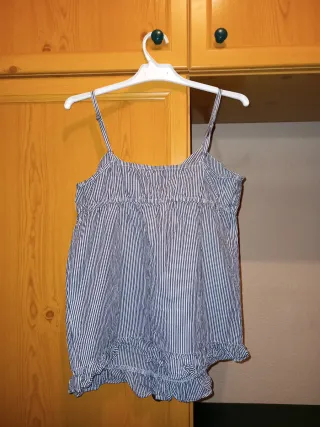 Top de tirantes con rayas blancas y azules