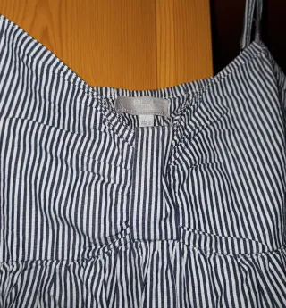 Top de tirantes con rayas blancas y azules