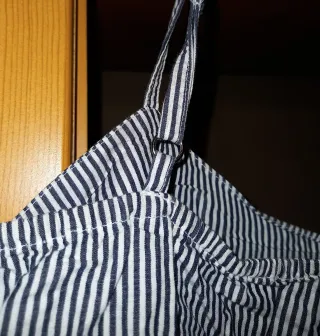 Top de tirantes con rayas blancas y azules