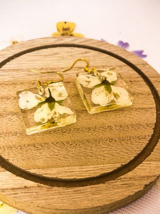 Pendientes flor blanca preservada oro