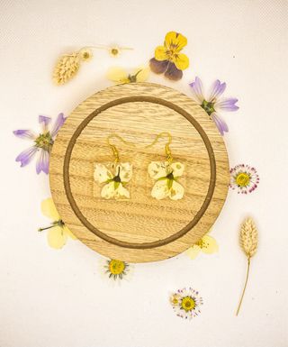 Pendientes flor blanca preservada oro