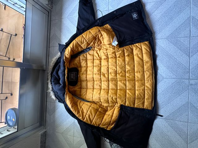 Chaqueta de invierno negra con interior acolchado