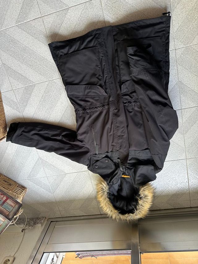 Chaqueta de invierno negra con interior acolchado