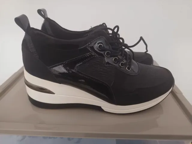 Zapatillas negras y blancas con cuña