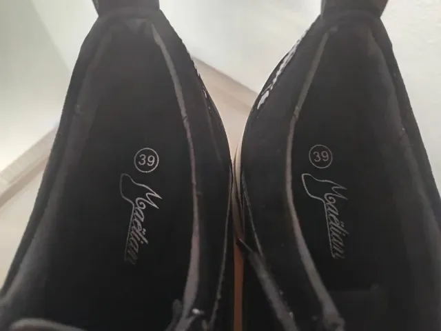 Zapatillas negras y blancas con cuña