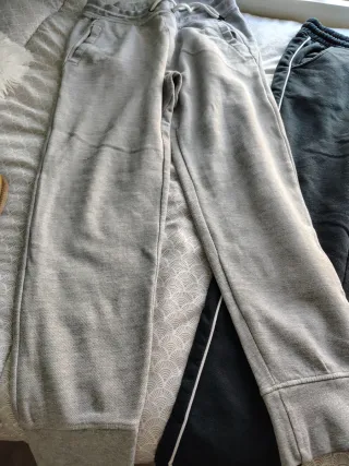 Pantalones deportivos grises y negros