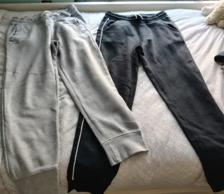 Pantalones deportivos grises y negros