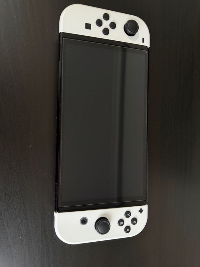 Nintendo Switch OLED bianca + custodia + 3 giochi