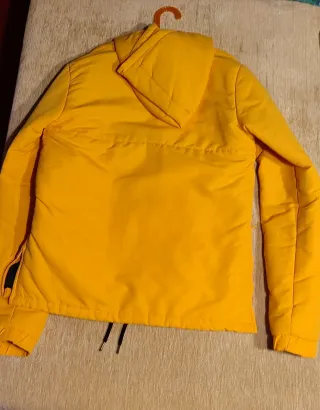 Cazadora amarilla con capucha