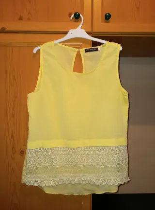 Blusa amarilla sin mangas con encaje