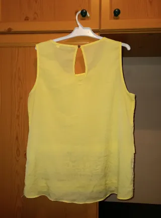 Blusa amarilla sin mangas con encaje
