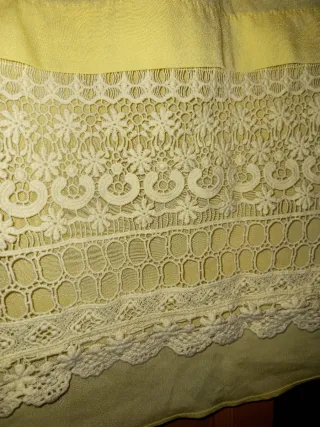 Blusa amarilla sin mangas con encaje