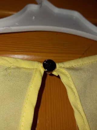 Blusa amarilla sin mangas con encaje