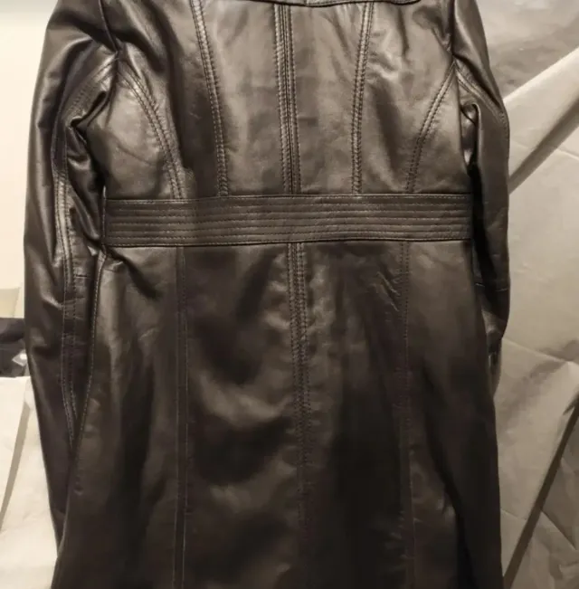 CHAQUETA CUERO NEGRO.