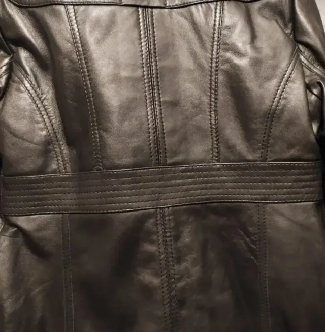 CHAQUETA CUERO NEGRO.